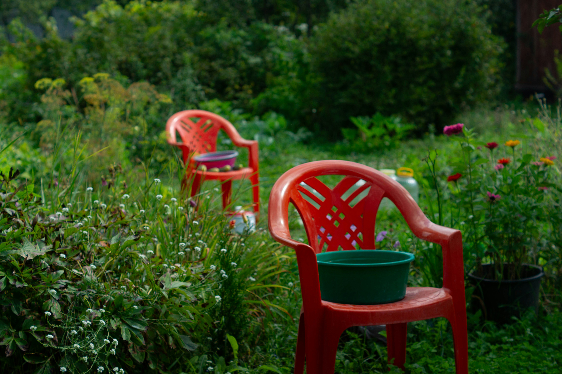 Weiße Kunststoffmöbel im Garten werden gereinigt