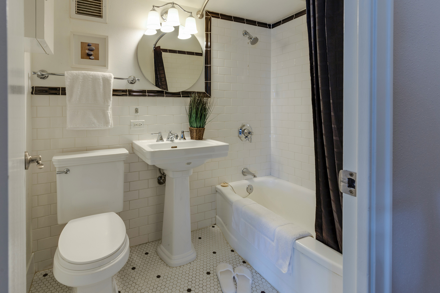 Kunststoffoberfläche im Badezimmer wird gereinigt