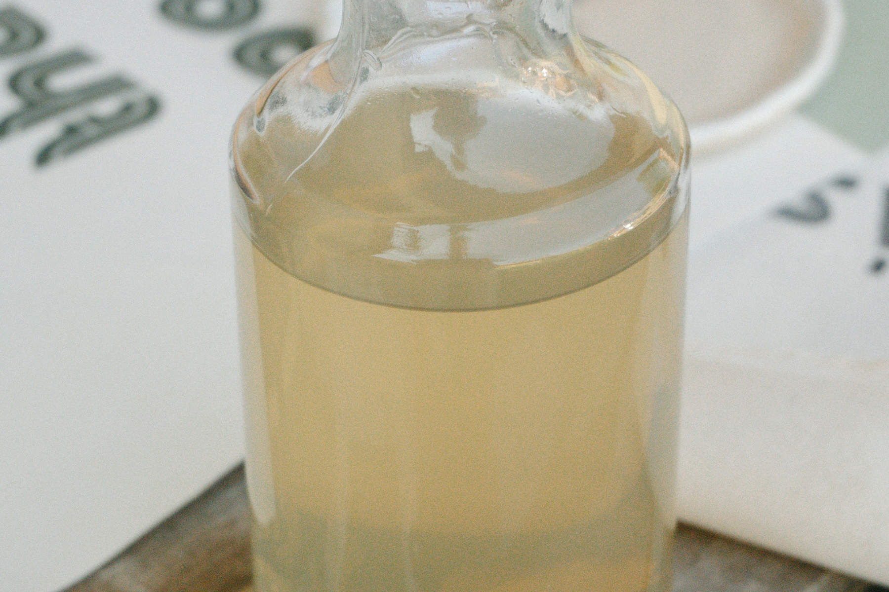 Essigflasche auf einer Küchenarbeitsfläche
