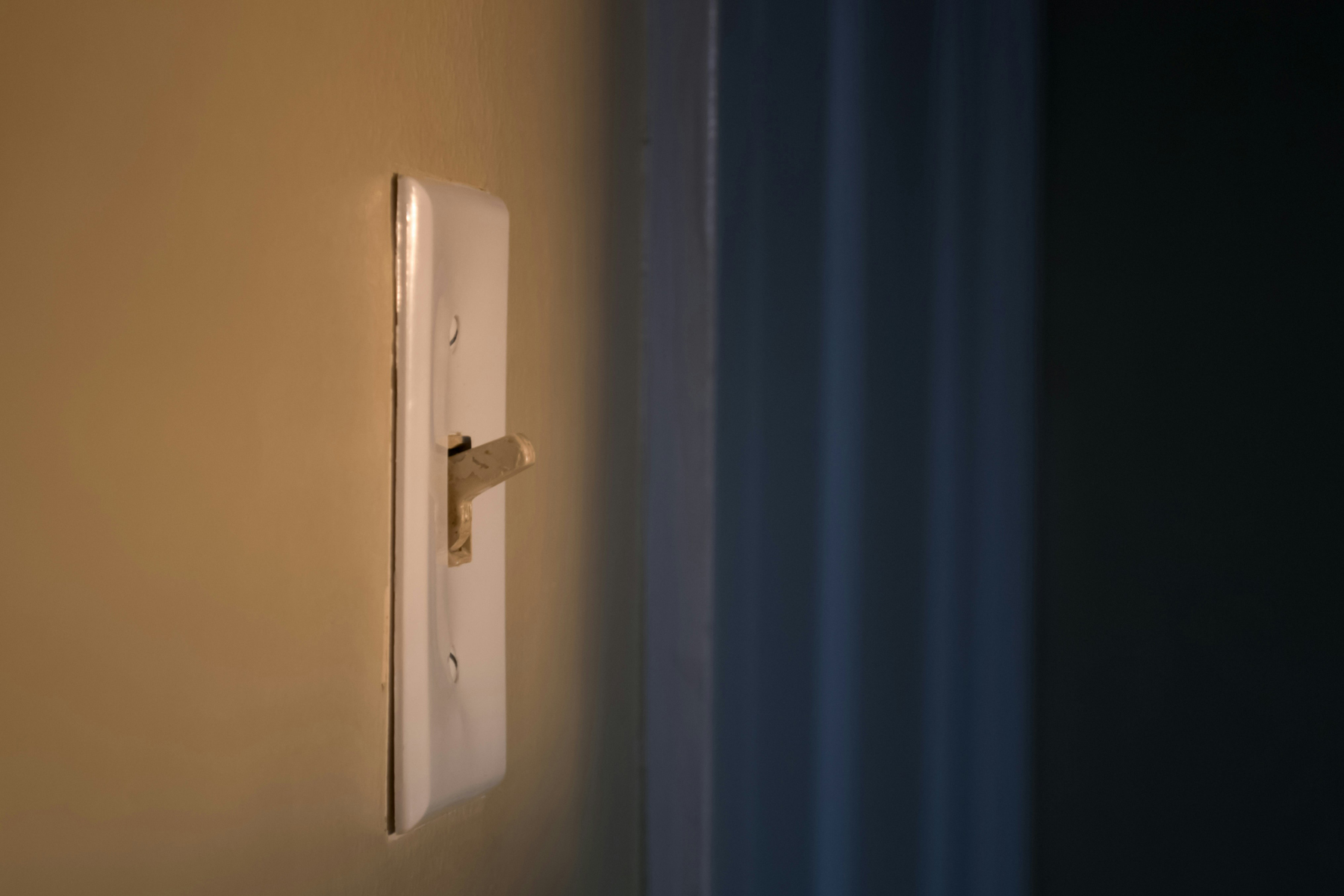 Lichtschalter aus Kunststoff wird gereinigt